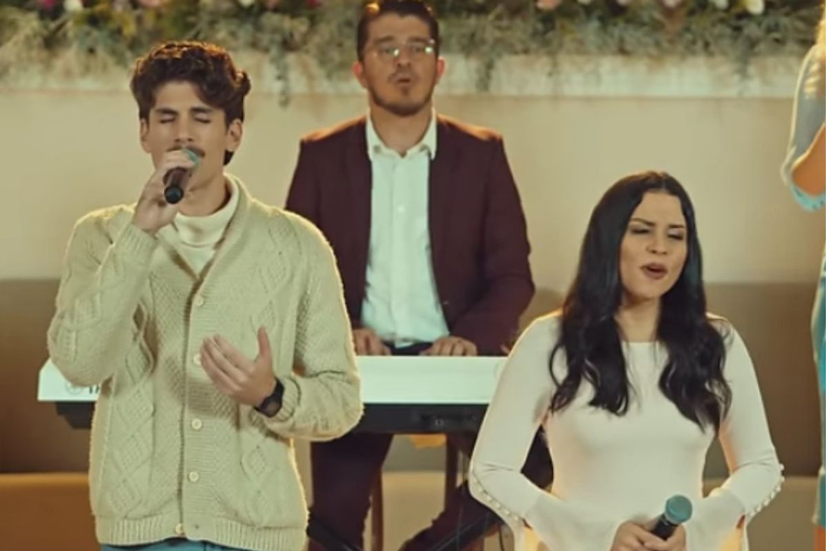 Desde o início da música, somos apresentados a uma narrativa de transformação.